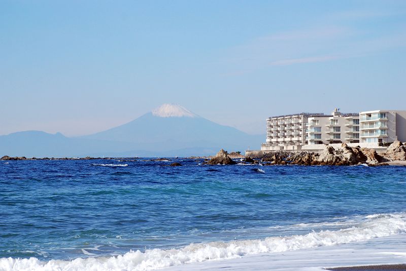葉山の海岸 一色海岸から富士山と真名瀬を望む 写真No.hayama_0982