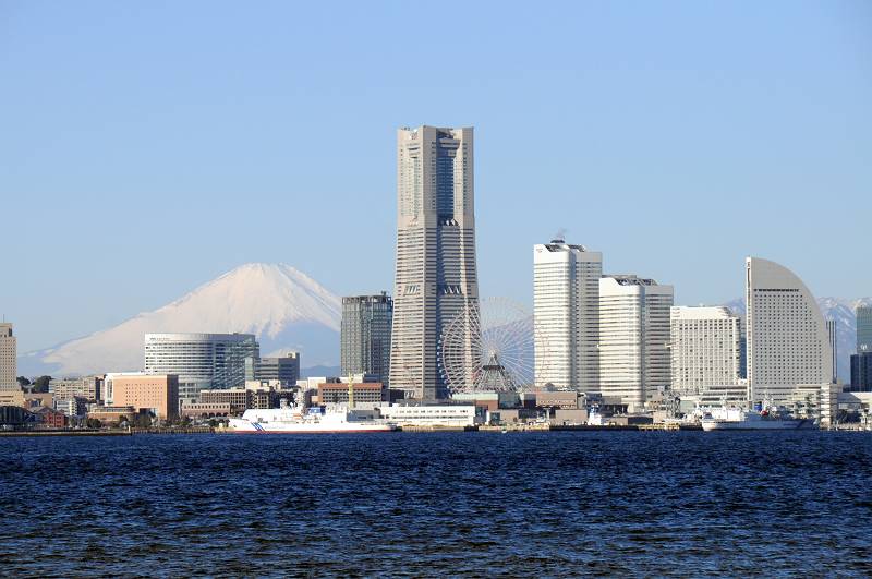 大黒ふ頭から眺めた富士山と横浜 みなとみらい21 ベイブリッジの下から眺めたみなと未来21地区と後方にそびえる富士山 写真no Minatomirai 08