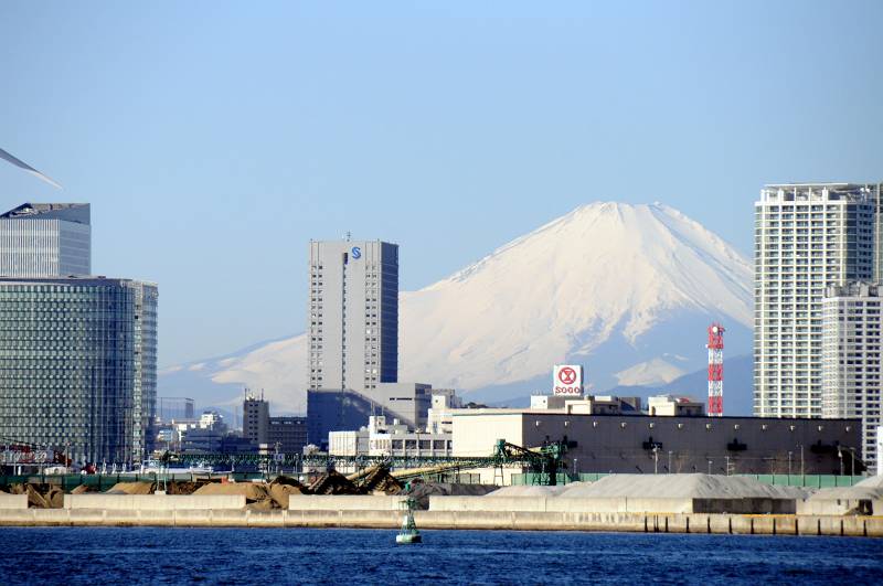 大黒町から眺めた富士山と横浜 みなとみらい21 大黒町ロジスティックス