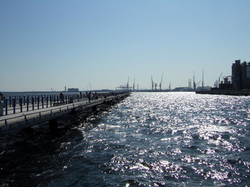 横浜港シンボルタワーと海釣り施設 本牧釣り施設の渡り桟橋から沖桟橋を眺める 写真no Symbol 03